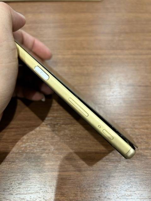 バッテリー膨張で背面が・・・