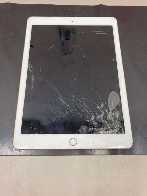 【iPad6のガラス割れ修理！！豊中市北桜塚からのご来店！】