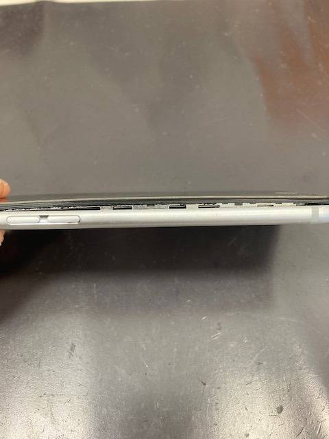 【豊中市柴原町からのご来店！iPhone6sぼバッテリー膨張交換修理！！】