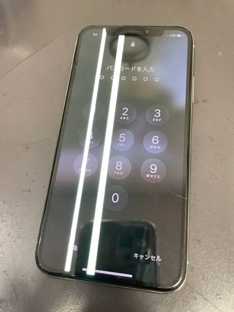 iPhoneXsガラス割れ液晶画面修理【画面が割れて線が2本入りました・・・】大阪府箕面市新稲付近よりご来店