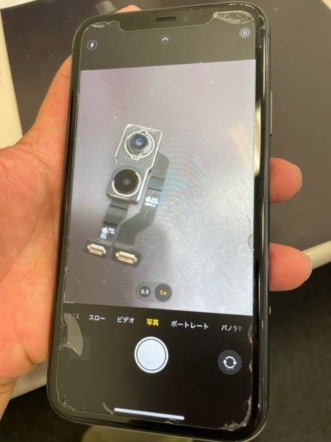 iPhone11バックカメラ交換修理【黒い線がいっぱいなんです・・・】大阪府大阪府豊中市春日町付近よりご来店