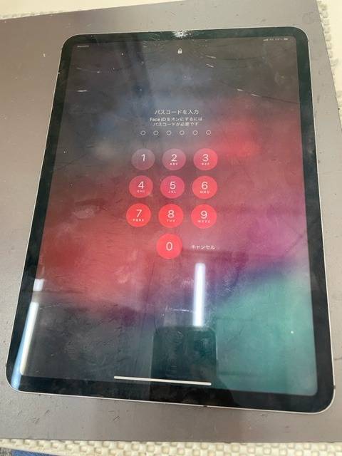 iPad Pro11インチ第1世代ガラス割れ液晶画面交換修理【iPadの上にiPhoneを落としてしまった・・・】大阪府豊中市島江町付近よりご来店