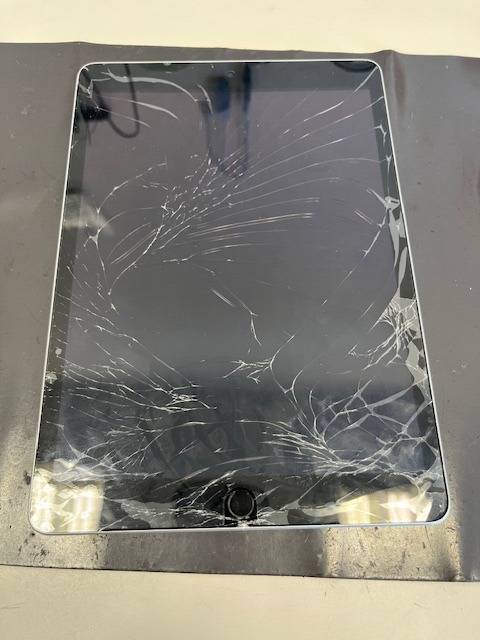 箕面市小野原西からのご来店！iPad9 ガラス割れ修理！